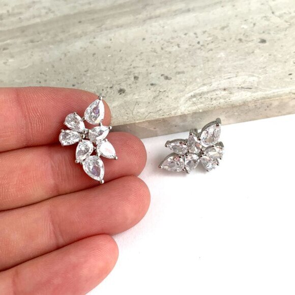 NEW~ Anthropologie Shashi Petite Fallen Leaf Stud Earrings - Picture 9 of 10
